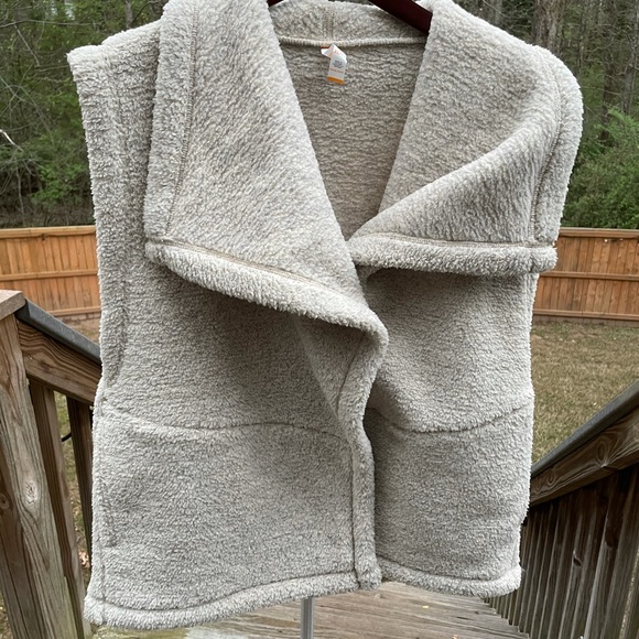 lucy hatha sherpa vest - Picture 10 of 11